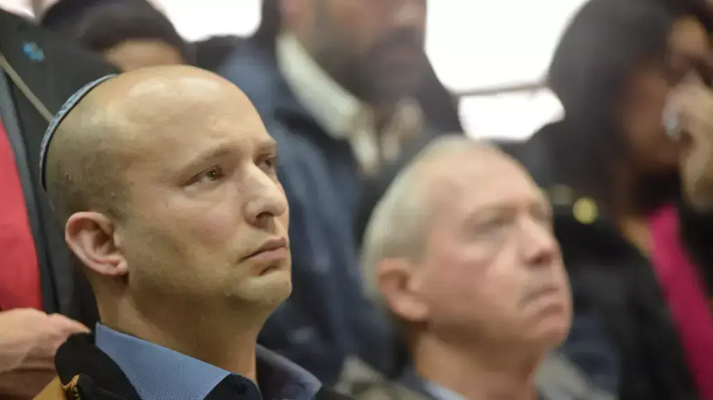נפתלי בנט ויואב גלנט בהלווייתה של אדל ביטון, יקיר. פברואר 2015 נפתלי בנט ויואב גלנט בהלווייתה של אדל ביטון, יקיר. פברואר 2015