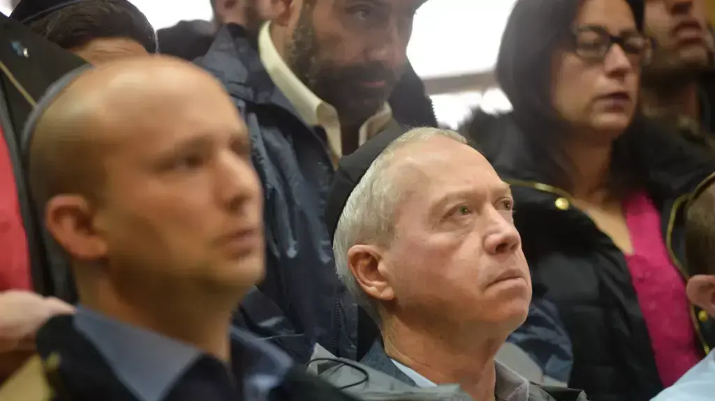 נפתלי בנט ויואב גלנט בהלווייתה של אדל ביטון, יקיר. פברואר 2015 נפתלי בנט ויואב גלנט בהלווייתה של אדל ביטון, יקיר. פברואר 2015