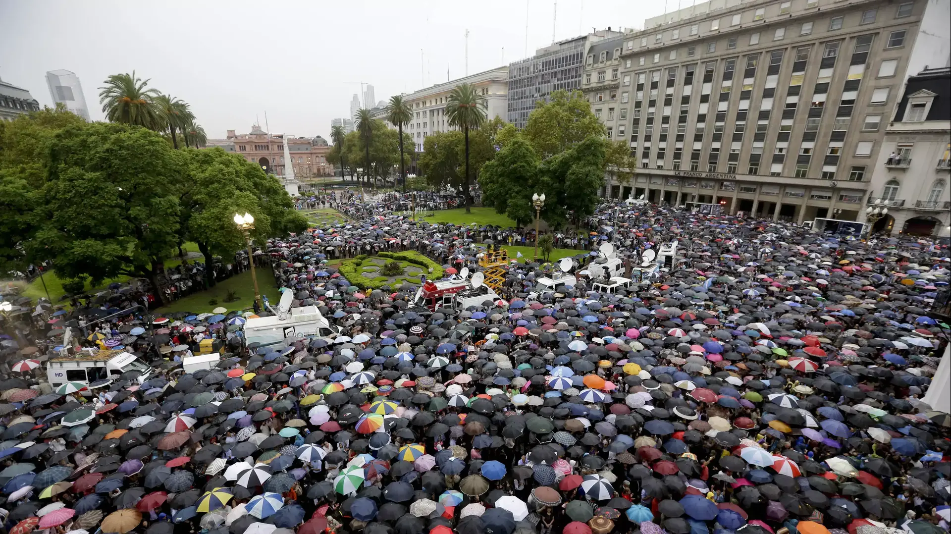 הפגנה לציון 30 יום למותו של התובע אלברטו ניסמן בואנוס איירס, ארגנטינה, 18 בפברואר 2015 הפגנה לציון 30 יום למותו של התובע אלברטו ניסמן בואנוס איירס, ארגנטינה, 18 בפברואר 2015