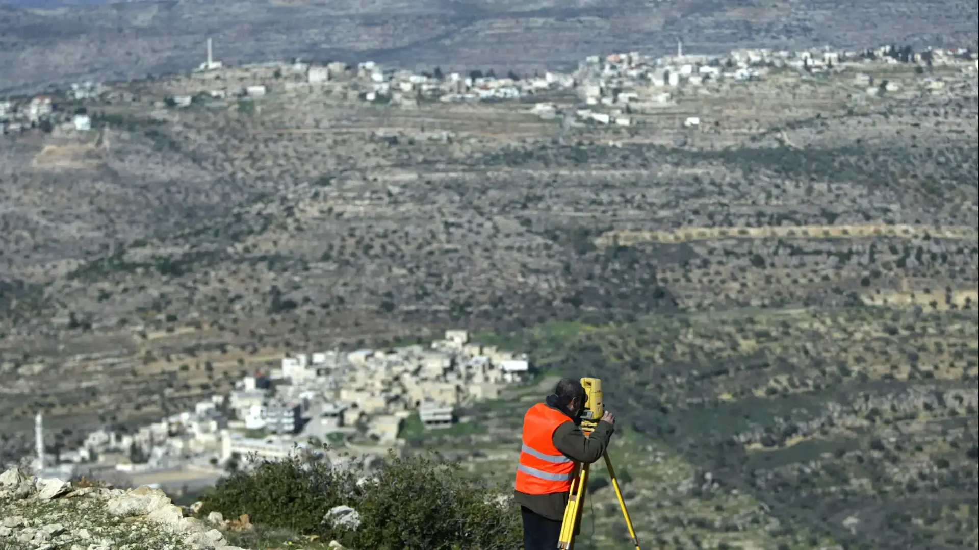 מודד באתר שבו תיבנה העיר הפלסטינית רוואבי, 2010 מודד באתר שבו תיבנה העיר הפלסטינית רוואבי, 2010