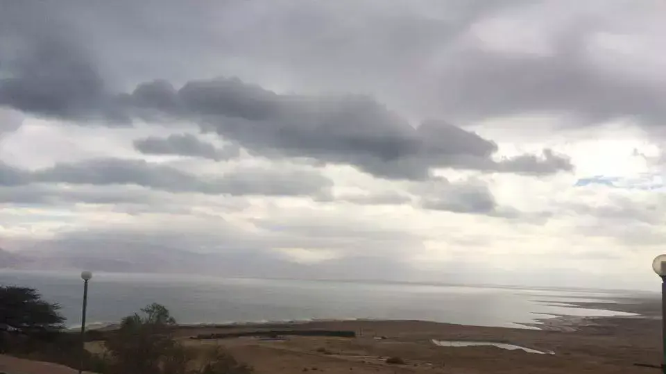 שמיים אפורים מעל ים המלח כפי שנצפה מעין גדי. פברואר 2015 שמיים אפורים מעל ים המלח כפי שנצפה מעין גדי. פברואר 2015