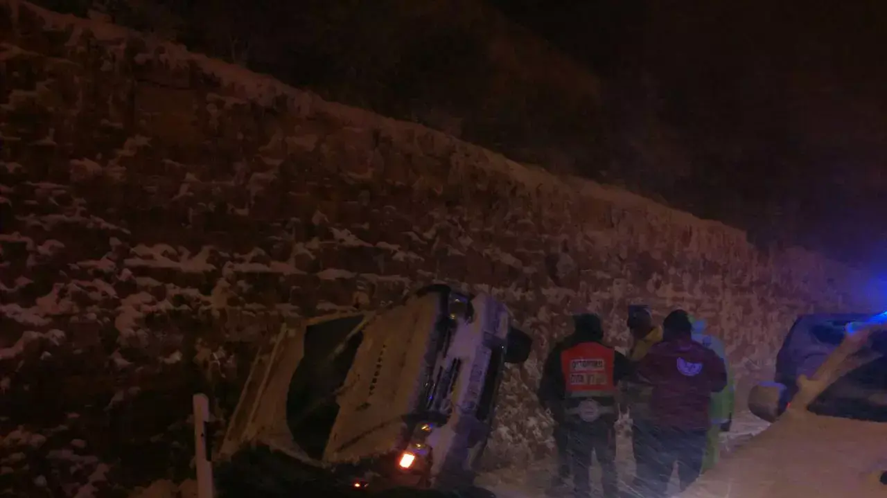 רכב התהפך סמוך לשמואל הנביא בירושלים, חמישה בני אדם נפצעו קל רכב התהפך סמוך לשמואל הנביא בירושלים, חמישה בני אדם נפצעו קל