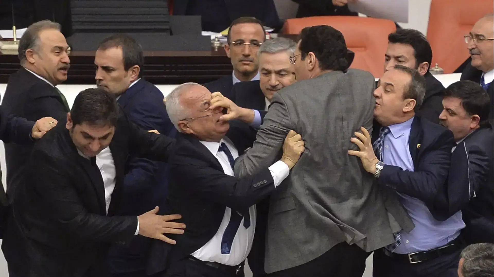 מכות בפרלמנט בטורקיה, פברואר 2015 מכות בפרלמנט בטורקיה, פברואר 2015