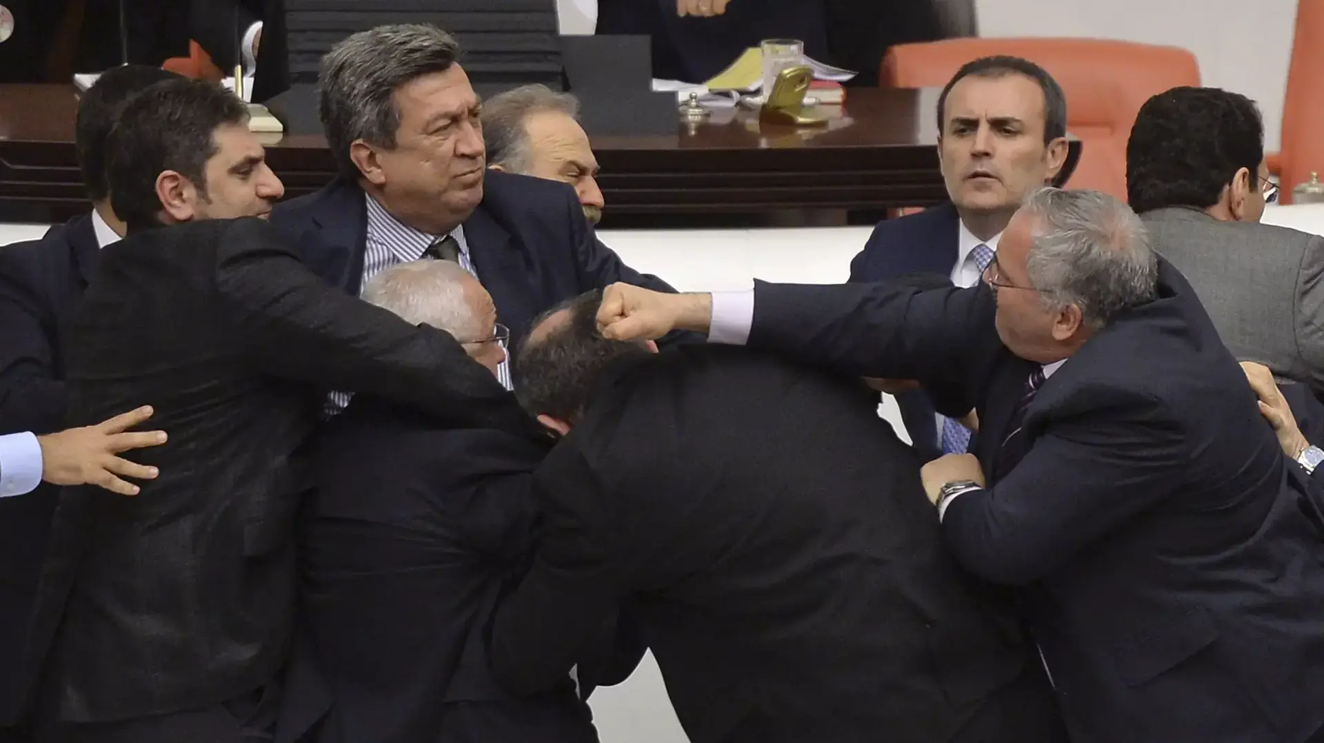 מכות בפרלמנט בטורקיה, פברואר 2015 מכות בפרלמנט בטורקיה, פברואר 2015