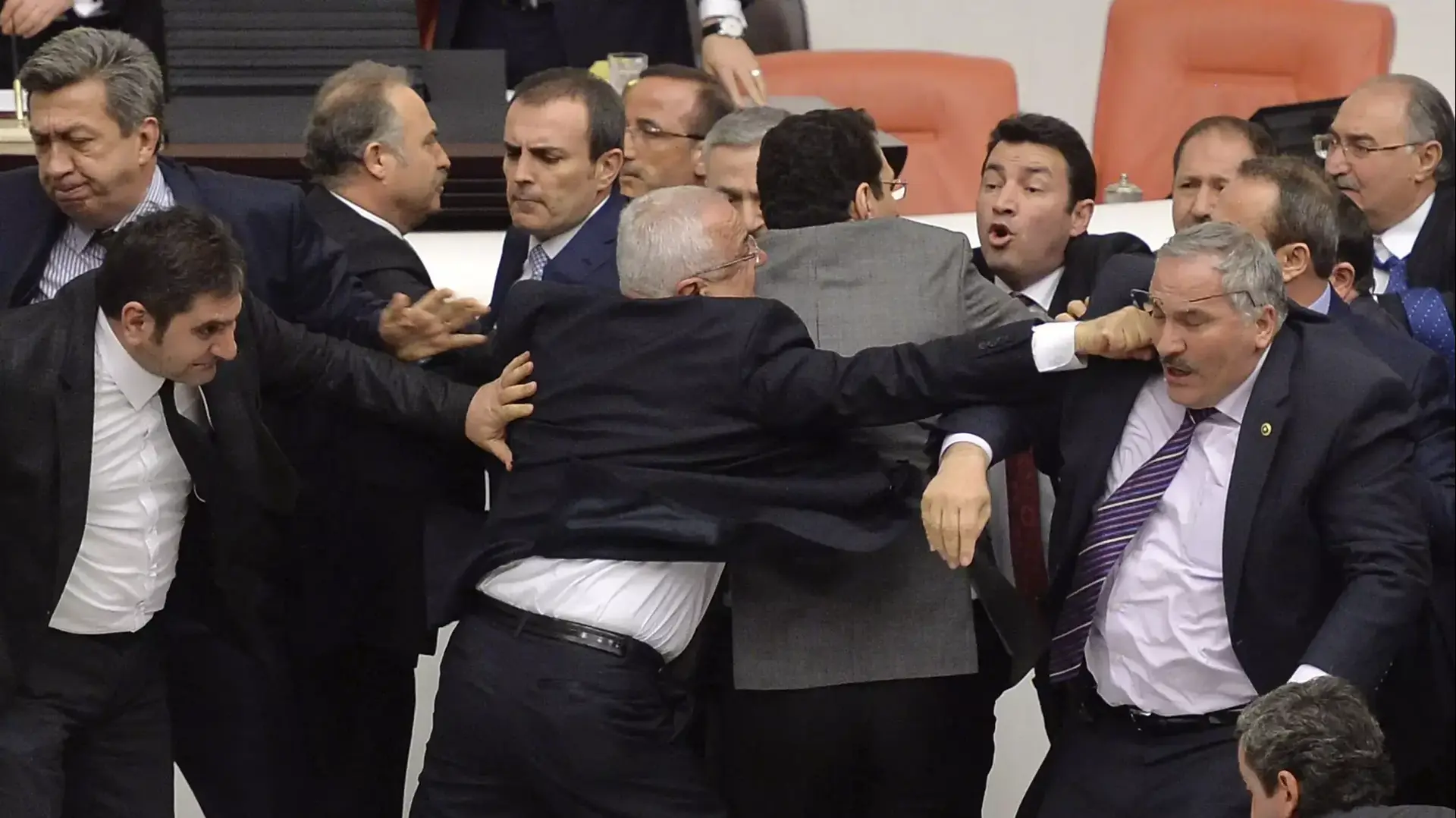מכות בפרלמנט בטורקיה, פברואר 2015 מכות בפרלמנט בטורקיה, פברואר 2015