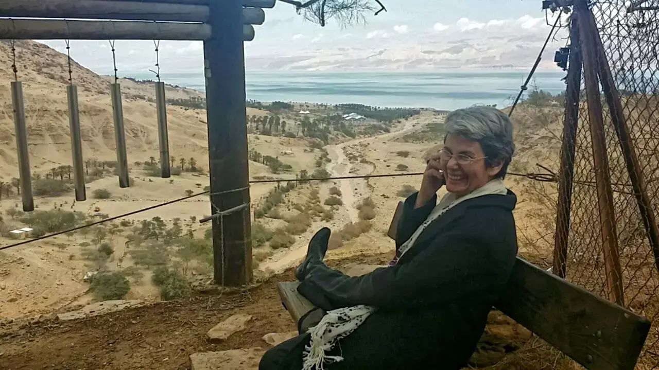 שרי גל שנתקעה במלון בעין גדי בשל שיטפונות פברואר 2015 שרי גל שנתקעה במלון בעין גדי בשל שיטפונות פברואר 2015