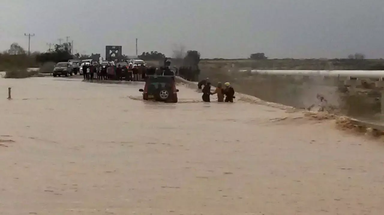 שני אזרחים חולצו מנחל הבשור לאחר שנשטפו עם רכבם שני אזרחים חולצו מנחל הבשור לאחר שנשטפו עם רכבם