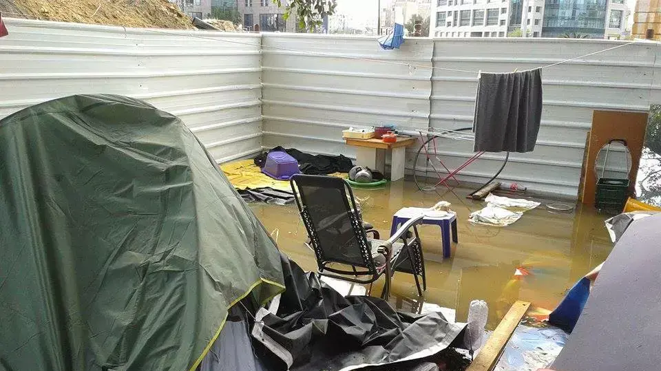 מאהל מחוסרי הדיור בארלוזורוב בזמן הסערה פברואר 2015