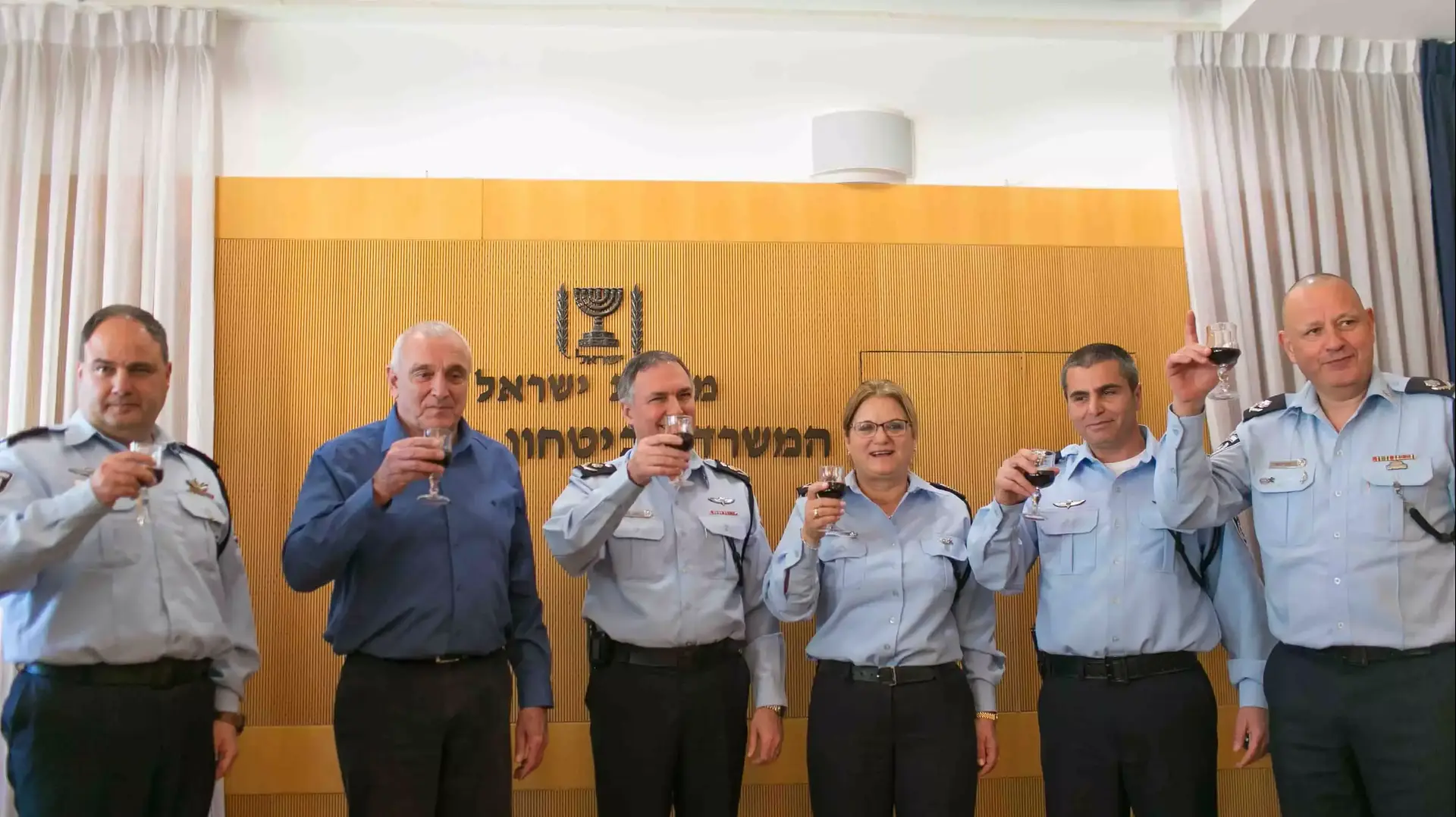 השר יצחק אהרונוביץ' והמפכ"ל יוחנן דנינו בטקס מינוי הניצבים במשרד לביטחון פנים, פברואר 2015 השר יצחק אהרונוביץ' והמפכ"ל יוחנן דנינו בטקס מינוי הניצבים במשרד לביטחון פנים, פברואר 2015
