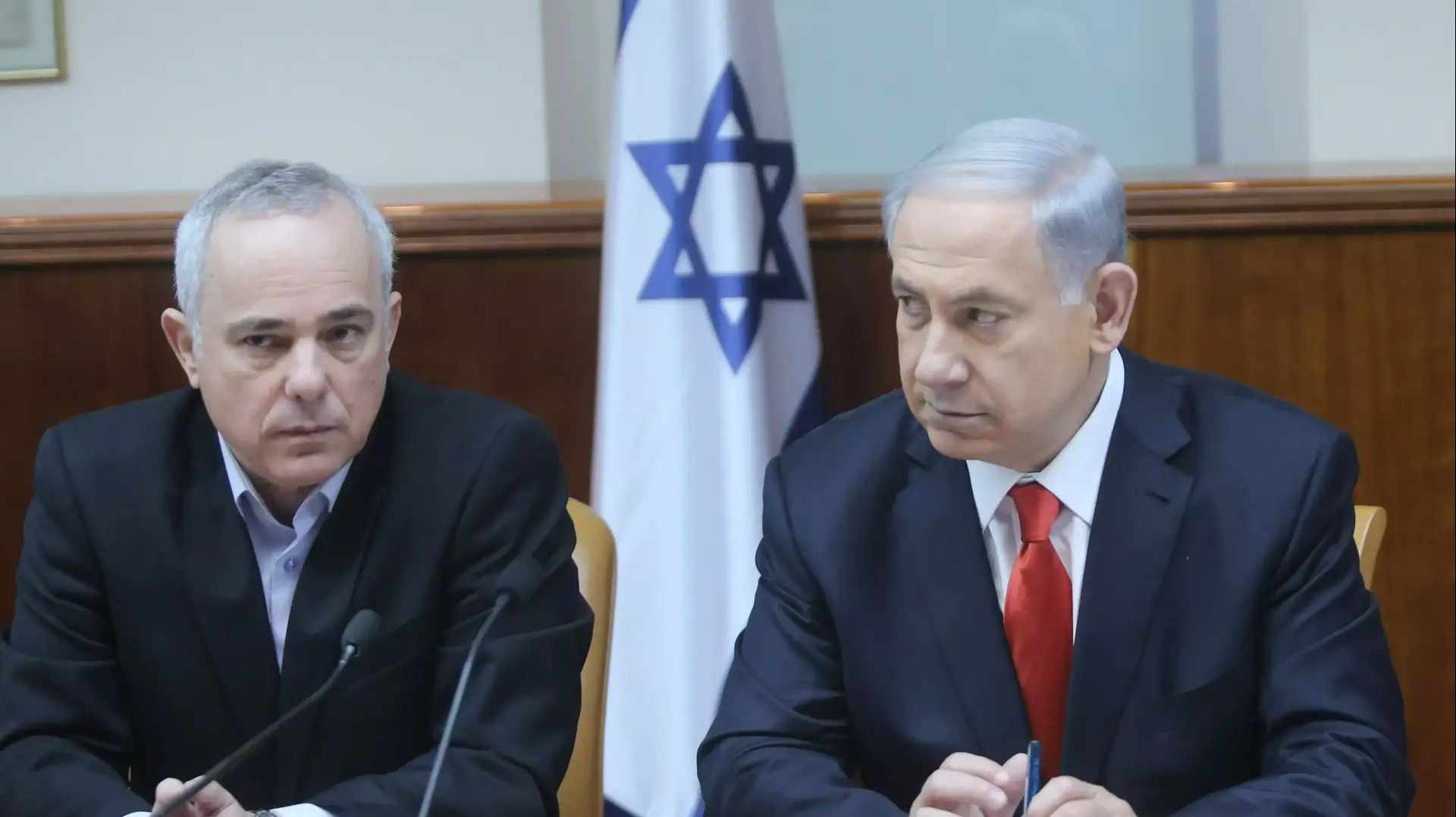 ראש הממשלה נתניהו והשר יובל שטייניץ בישיבת ממשלה, פברואר 2015 ראש הממשלה נתניהו והשר יובל שטייניץ בישיבת ממשלה, פברואר 2015