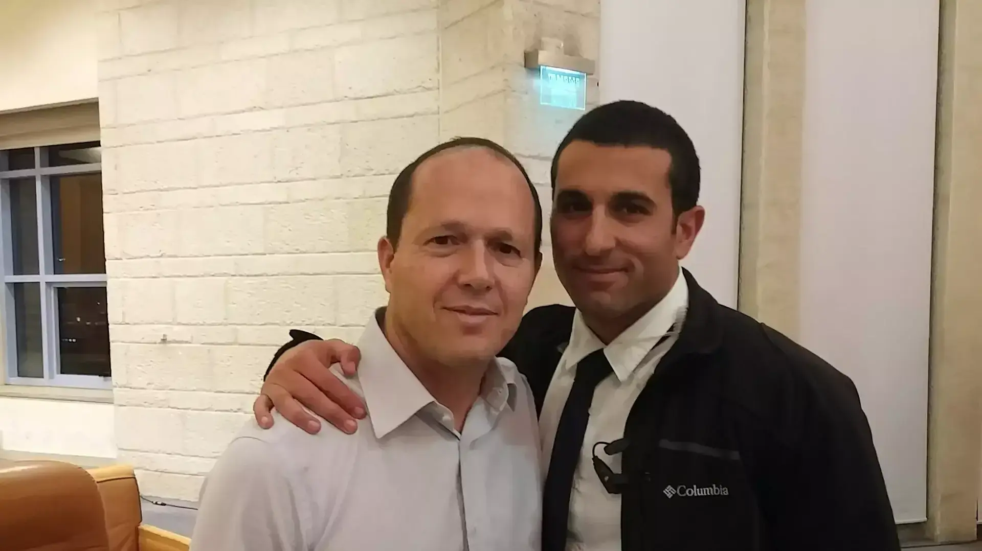 ניר ברקת, ראש עיריית ירושלים, והמאבטח שניטרלו את המחבל. פברואר 2015
