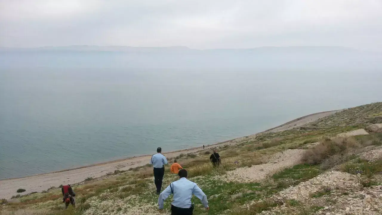 כוחות החילוץ והמשטרה באזור בו נמצאה גופתו של שי יעקב נועם בחוף אבנת בים המלח, פברואר 2015 כוחות החילוץ והמשטרה באזור בו נמצאה גופתו של שי יעקב נועם בחוף אבנת בים המלח, פברואר 2015