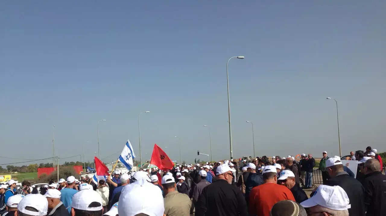 מאות מפגינים בצומת בית קמה במחאה על מצב התעסוקה בנגב, פברואר 2015 מאות מפגינים בצומת בית קמה במחאה על מצב התעסוקה בנגב, פברואר 2015