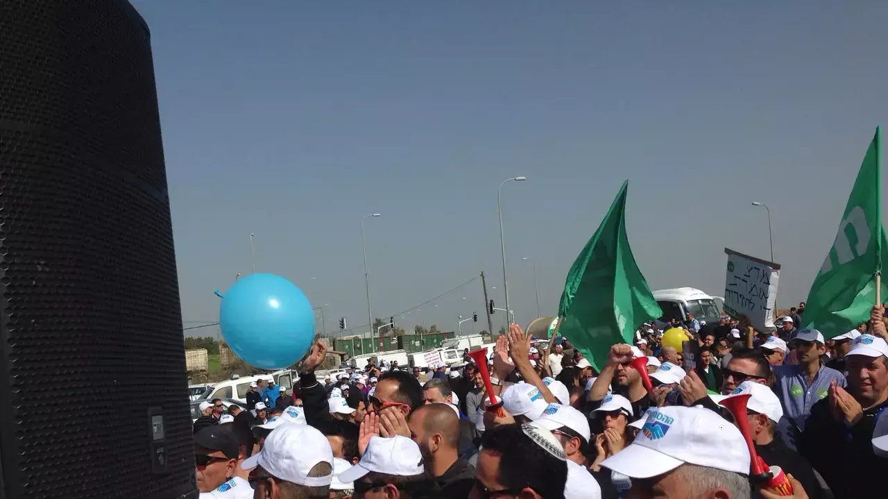 מאות מפגינים בצומת בית קמה במחאה על מצב התעסוקה בנגב, פברואר 2015 מאות מפגינים בצומת בית קמה במחאה על מצב התעסוקה בנגב, פברואר 2015