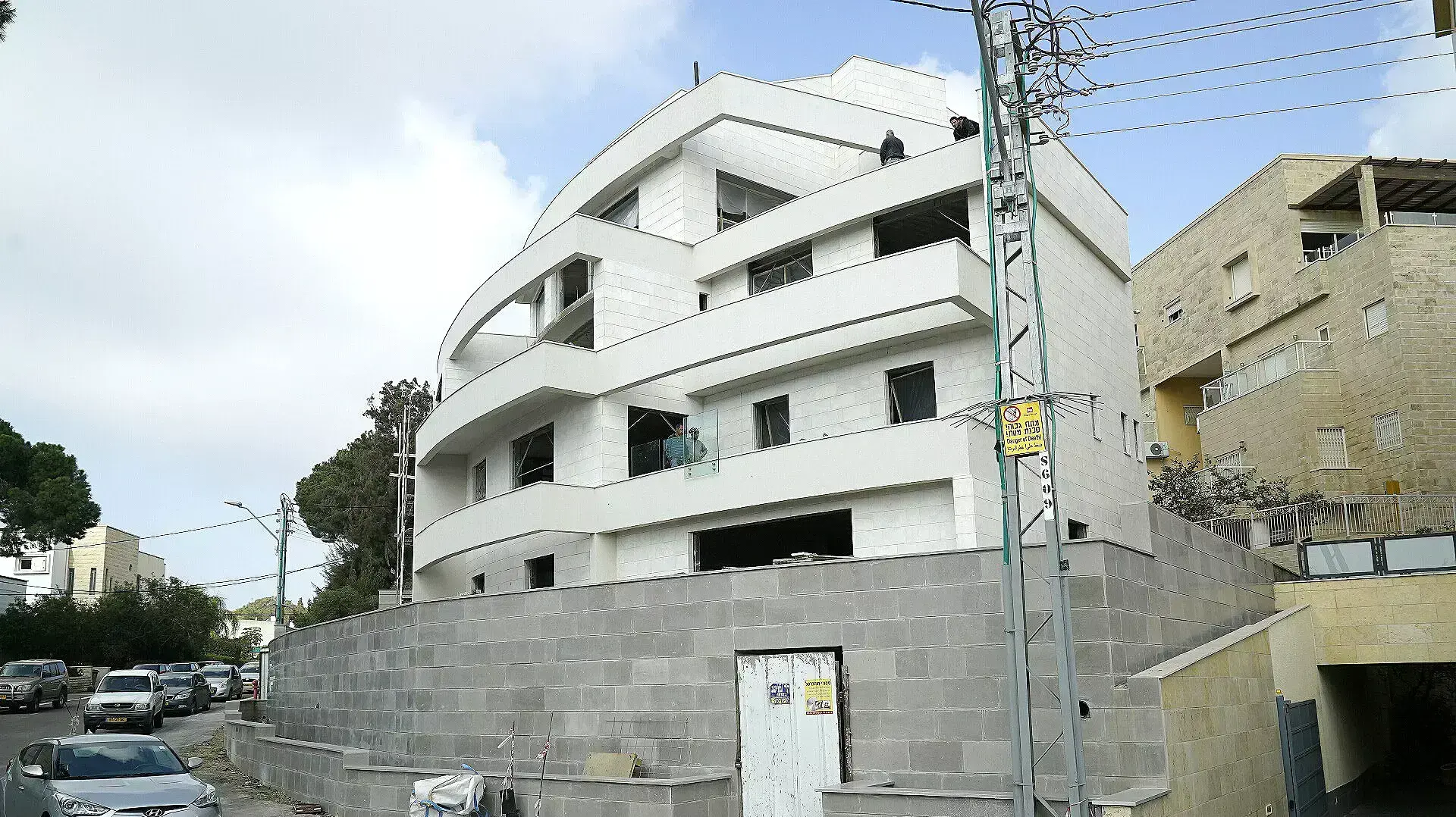 בניין בקבוצת רכישה בה משה כחלון שותף, רח' הירקון 45 חיפה, פברואר 2015 בניין בקבוצת רכישה בה משה כחלון שותף, רח' הירקון 45 חיפה, פברואר 2015