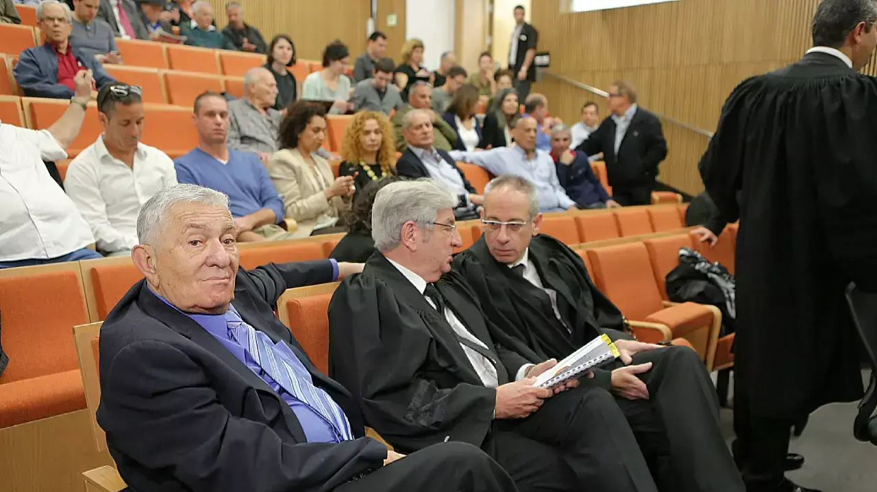 ראש העיר רמת גן לשעבר צבי בר בבית המשפט המחוזי בתל אביב, פברואר 2015 ראש העיר רמת גן לשעבר צבי בר בבית המשפט המחוזי בתל אביב, פברואר 2015