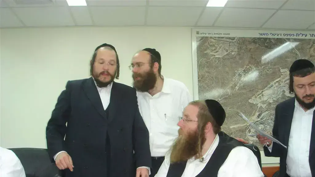 מאיר רובינשטיין ראש העיר בייתר עילית, עוזרו יהודה דייטש ומנהל הלשכה עקיבא אוביץ מאיר רובינשטיין ראש העיר בייתר עילית, עוזרו יהודה דייטש ומנהל הלשכה עקיבא אוביץ