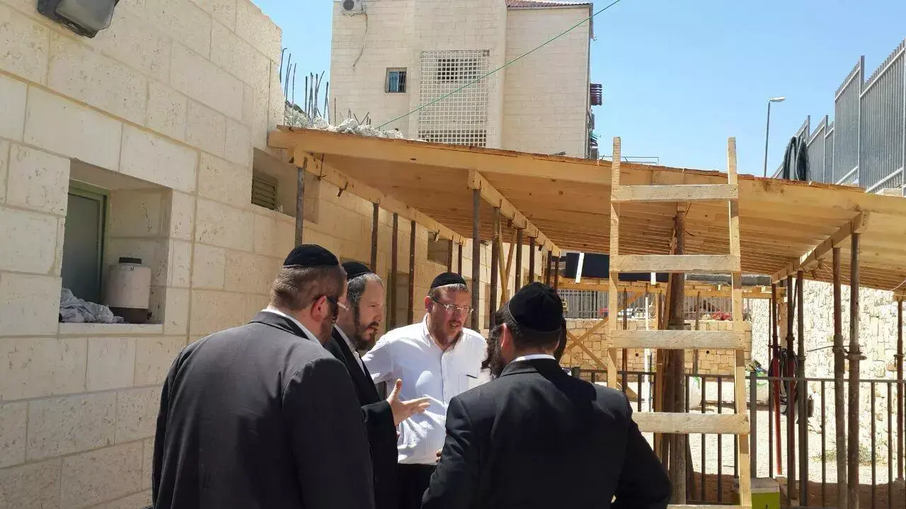 מאיר רובינשטיין ראש העיר בייתר עילית, עוזרו יהודה דייטש ומנהל הלשכה עקיבא אוביץ בסיור בגן ילדים בעיר. מאיר רובינשטיין ראש העיר בייתר עילית, עוזרו יהודה דייטש ומנהל הלשכה עקיבא אוביץ בסיור בגן ילדים בעיר.