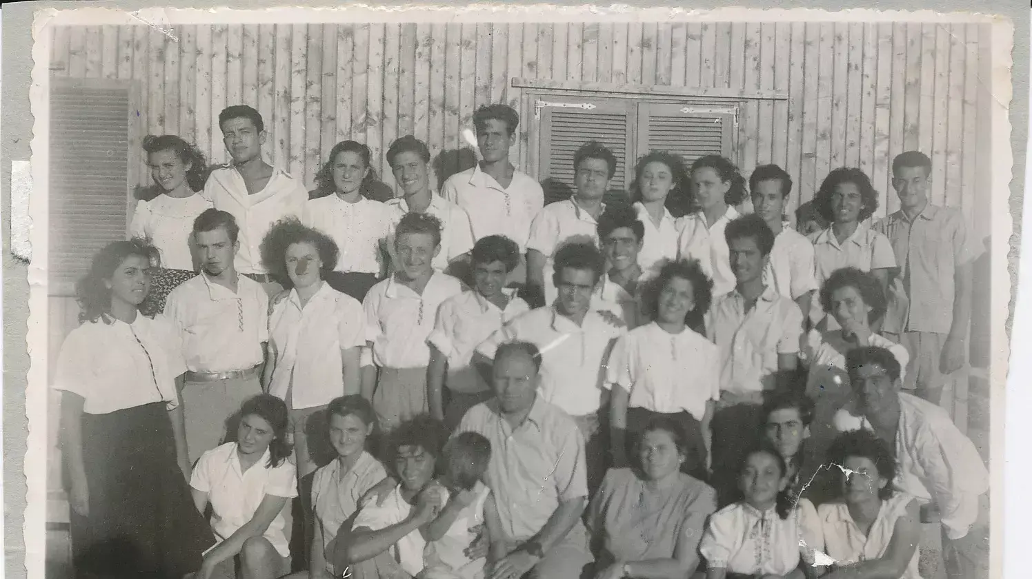 במרכז: המחנך שמואל (מוליה) זהרהרי ולידו בנו יוסי, ומימין בלהה רונן (מירצקי) המטפלת עם הילדים מכיתת העולים מסוריה. במרכז: המחנך שמואל (מוליה) זהרהרי ולידו בנו יוסי, ומימין בלהה רונן (מירצקי) המטפלת עם הילדים מכיתת העולים מסוריה.