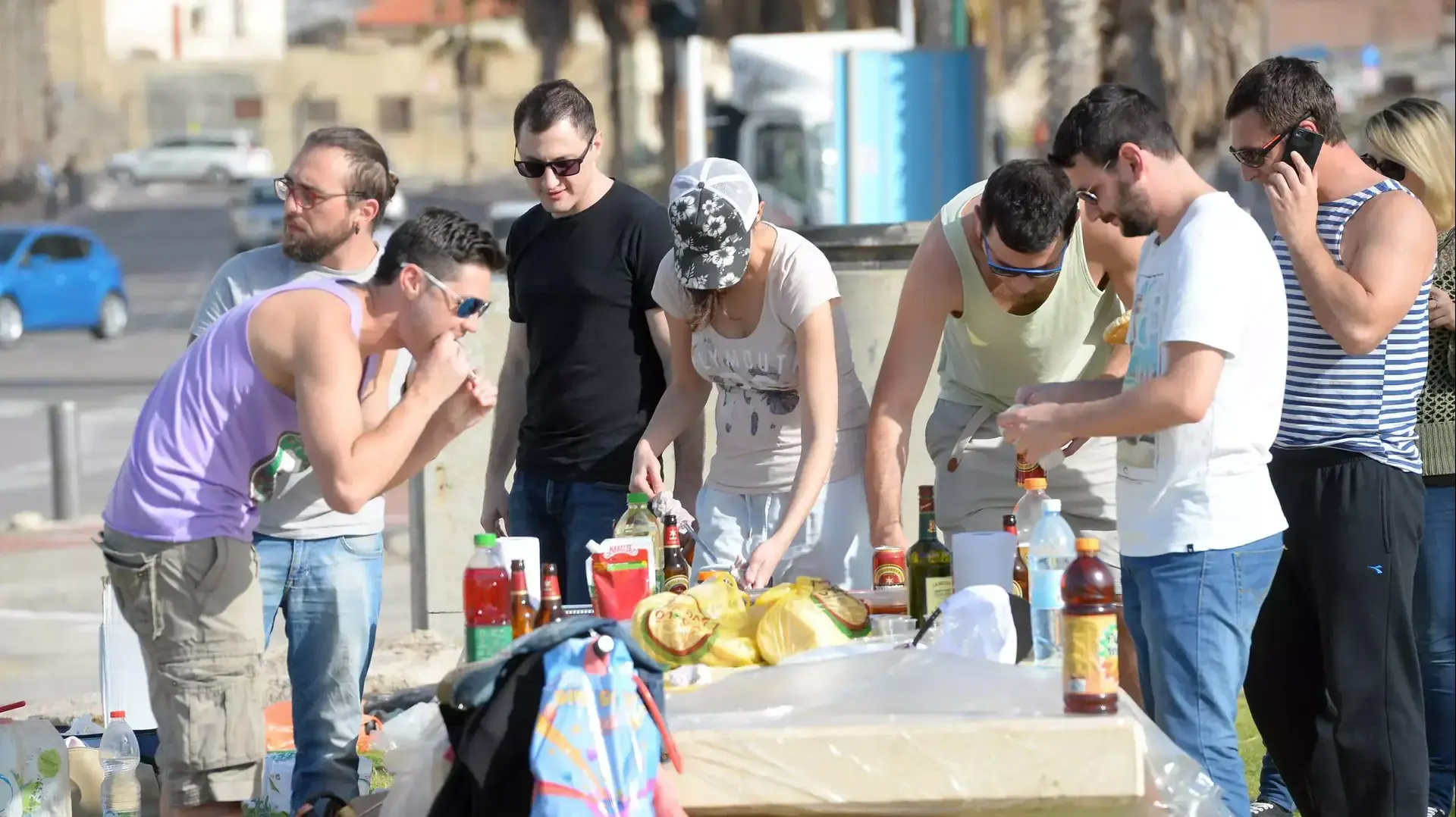 רוחצים בחופי תל אביב בשרב החורפי רוחצים בחופי תל אביב בשרב החורפי