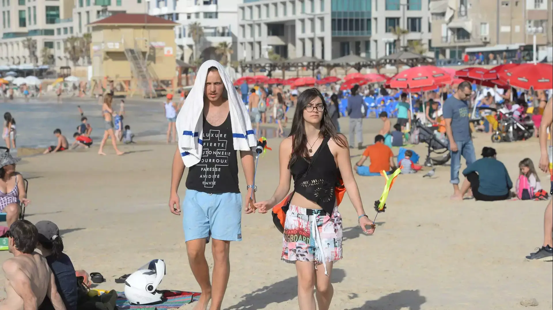 רוחצים בחופי תל אביב בשרב החורפי רוחצים בחופי תל אביב בשרב החורפי