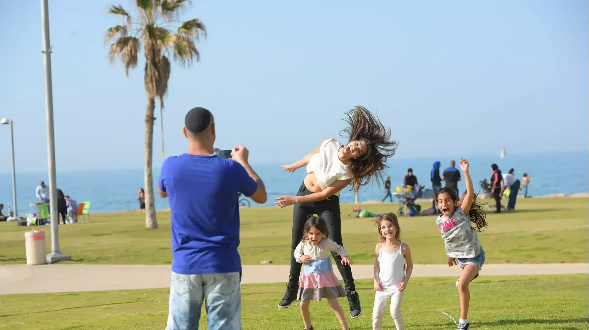 רוחצים בחופי תל אביב בשרב החורפי רוחצים בחופי תל אביב בשרב החורפי