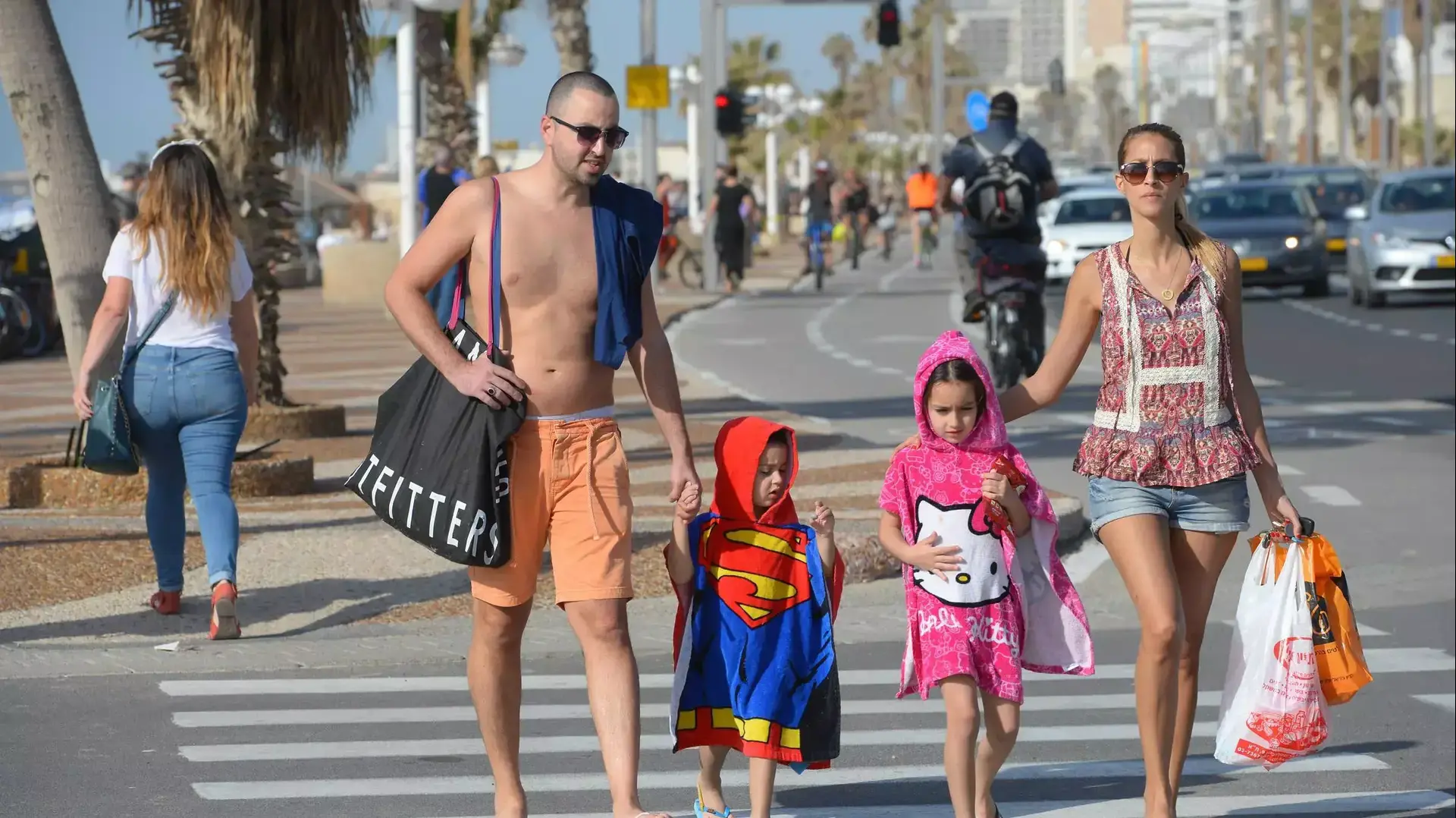 רוחצים בחופי תל אביב בשרב החורפי רוחצים בחופי תל אביב בשרב החורפי