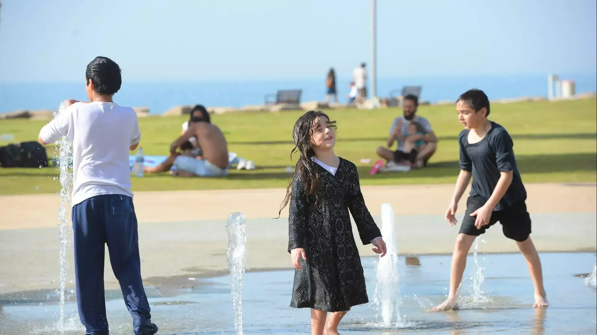 רוחצים בחופי תל אביב בשרב החורפי רוחצים בחופי תל אביב בשרב החורפי