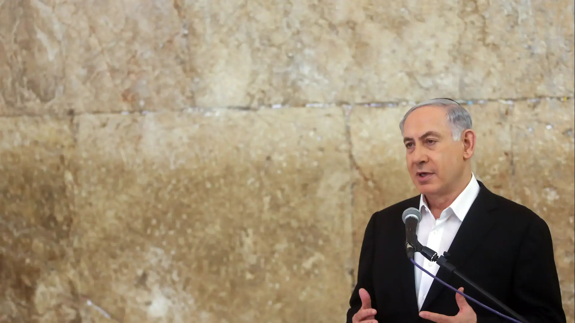 ראש הממשלה בנימין נתניהו ביקר בכותל לפני שיצא לנאום בקונגרס ראש הממשלה בנימין נתניהו ביקר בכותל לפני שיצא לנאום בקונגרס