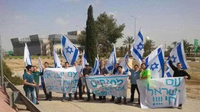 מעודדים את יציאת ראש הממשלה לוושינגטון ליד נתב"ג, מרץ 2015 מעודדים את יציאת ראש הממשלה לוושינגטון ליד נתב"ג, מרץ 2015