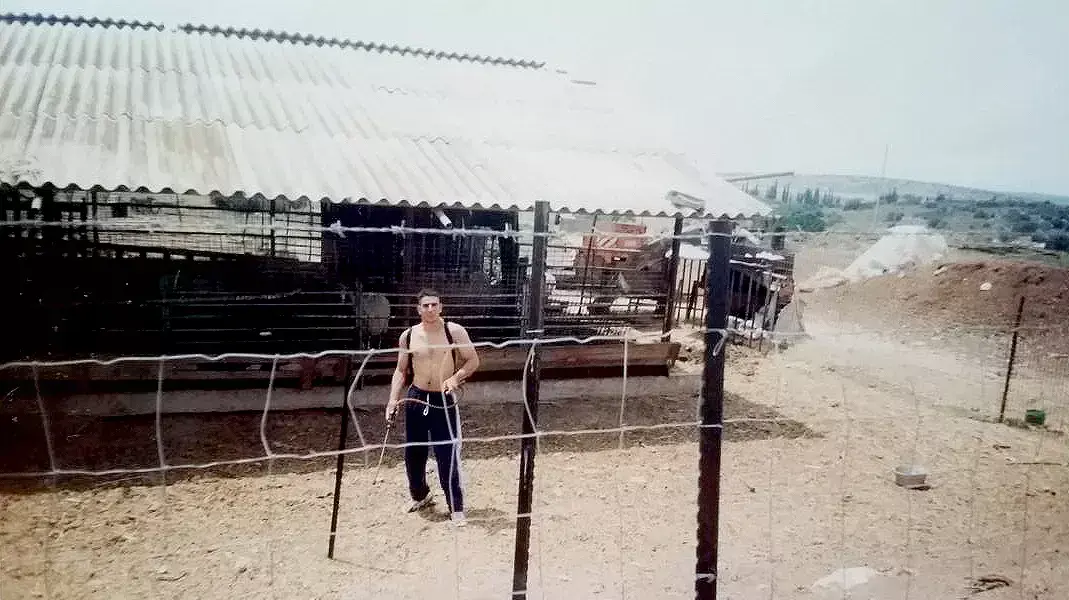 מני נפתלי תלמיד תיכון בדיר של אביו במושב עג'ור מני נפתלי תלמיד תיכון בדיר של אביו במושב עג'ור
