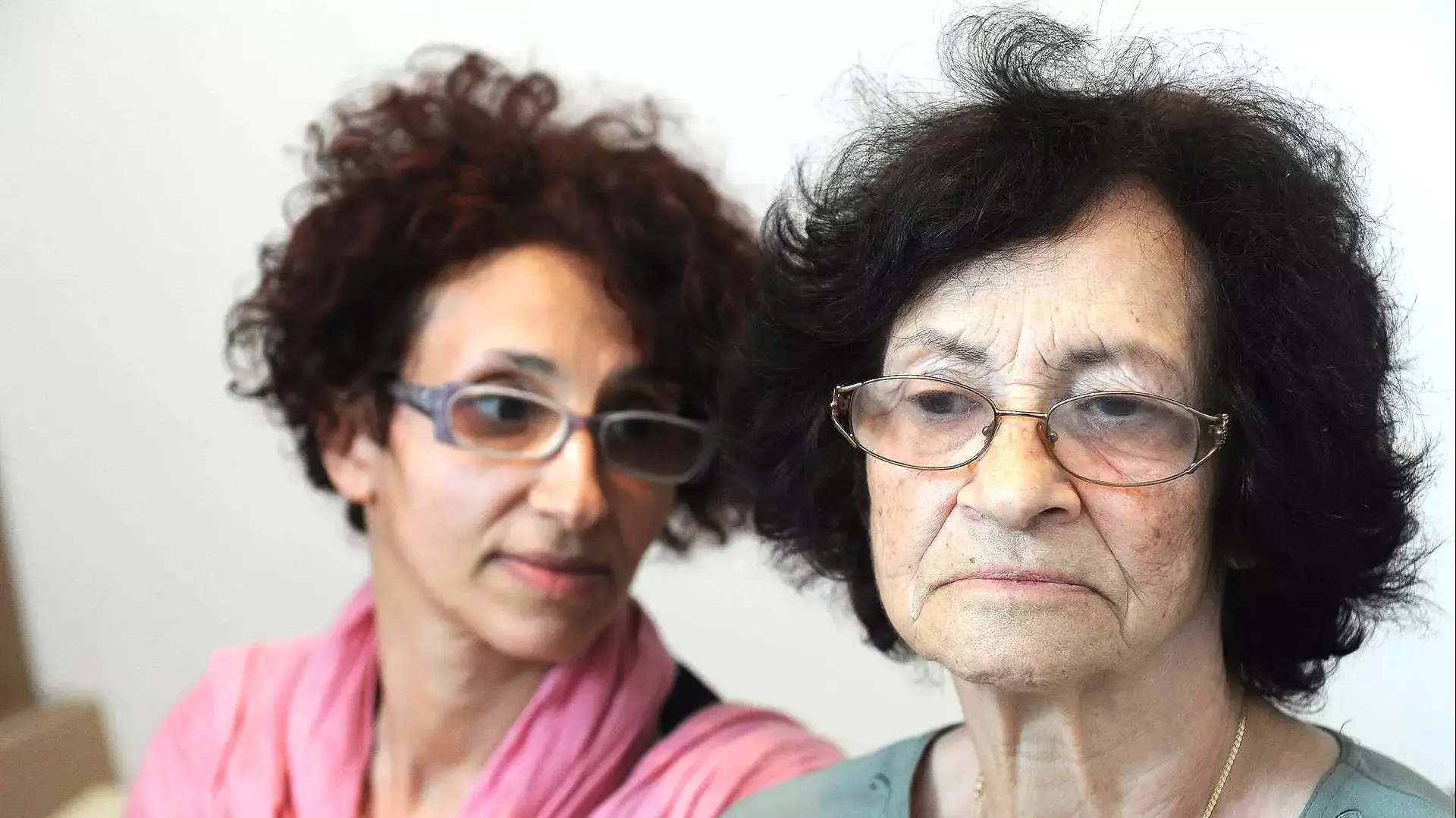 רחל נמט, ניצולת שואה שאין לה איפה לגור עם בתה נעמי, גדרה מרץ 2015 רחל נמט, ניצולת שואה שאין לה איפה לגור עם בתה נעמי, גדרה מרץ 2015