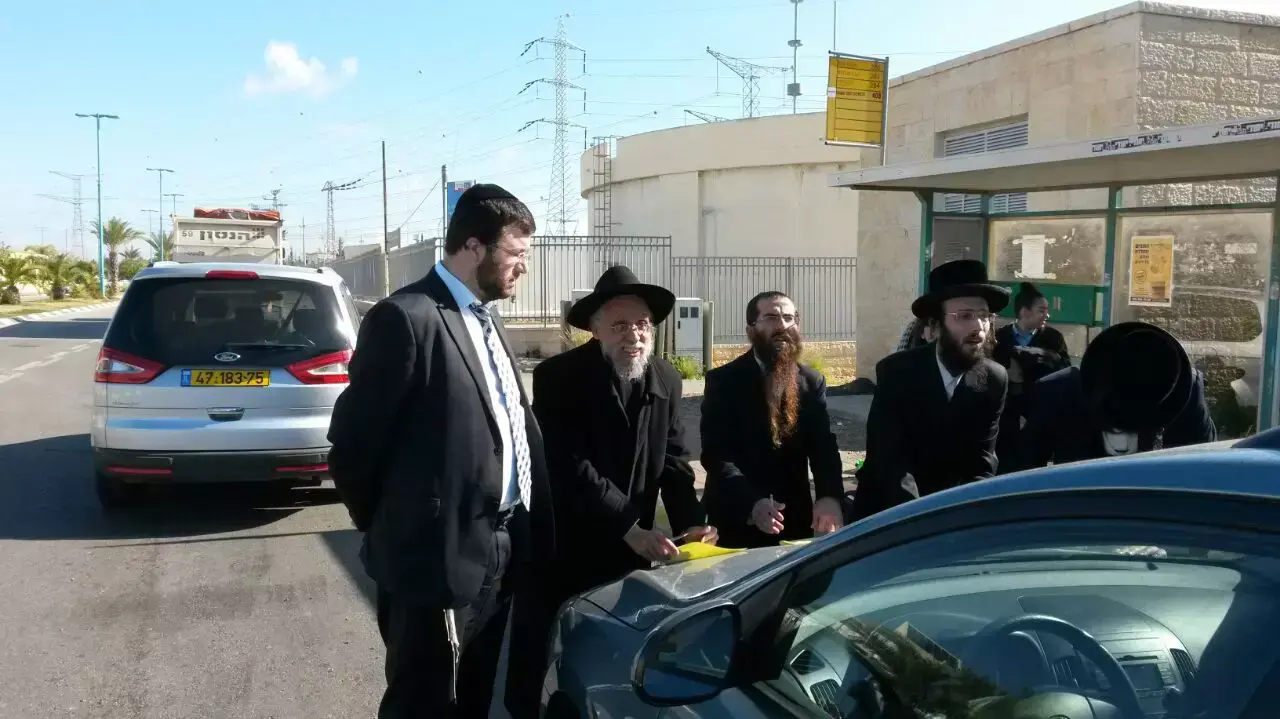 תושבי אלעד תופסים טרמפים עקב שביתת אגד תעבורה 2.3.2015 תושבי אלעד תופסים טרמפים עקב שביתת אגד תעבורה 2.3.2015