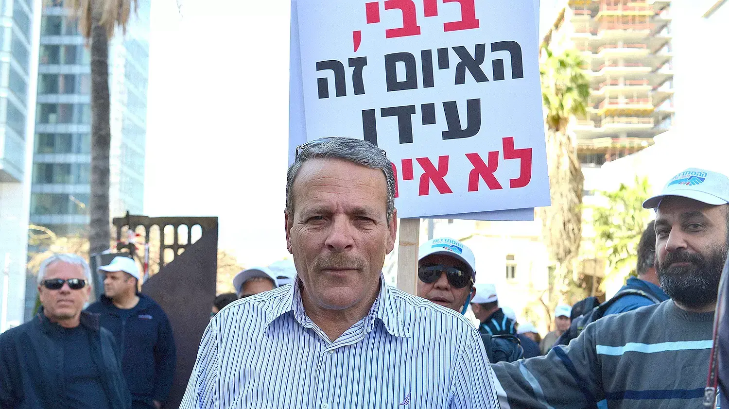 ארמונד לנקרי, יו"ר ועד העובדים של מפעלי ים המלח בהפגנה של העובדים בשרות רוטשילד, מרץ 2015