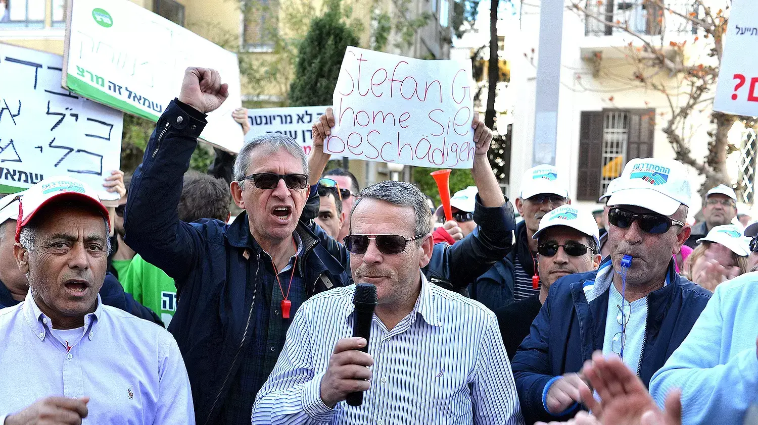 ארמונד לנקרי, יו"ר ועד העובדים של מפעלי ים המלח בהפגנה של העובדים בשרות רוטשילד, מרץ 2015