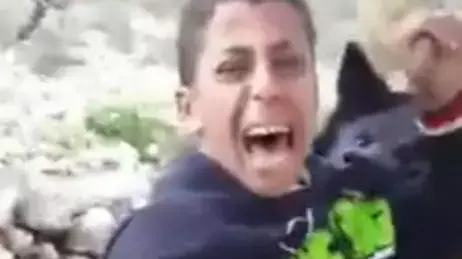 תיעוד: חיילי צה"ל משסים כלבים בנער פלסטיני תיעוד: חיילי צה"ל משסים כלבים בנער פלסטיני
