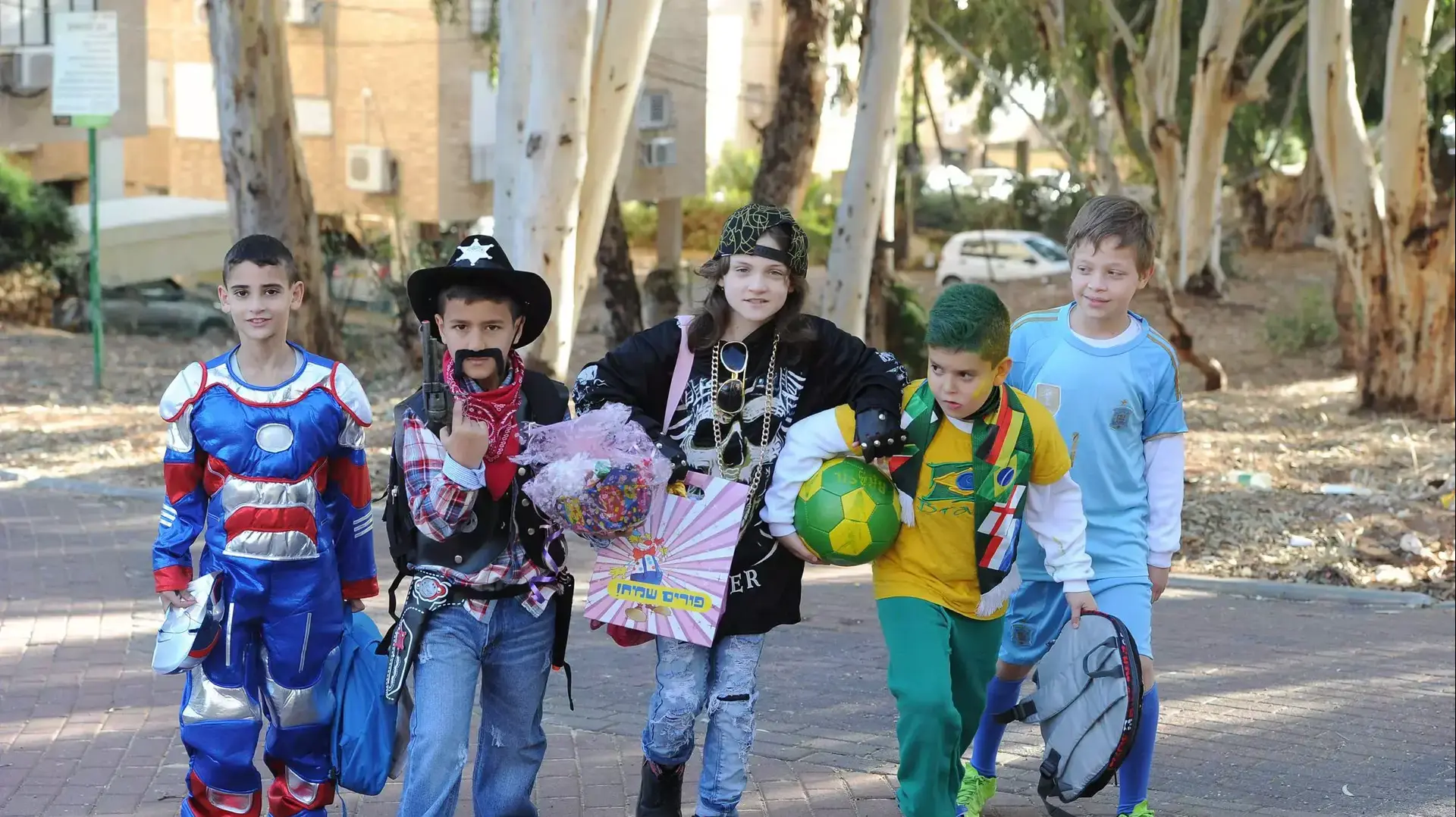 ילדים מתחפשים בבית הספר יד לבנים, פתח תקווה. מרץ 2015