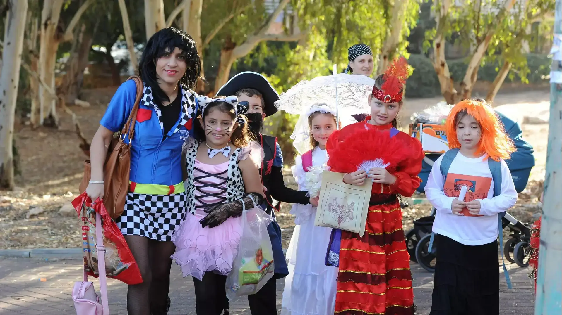 ילדים מתחפשים בבית הספר יד לבנים, פתח תקווה. מרץ 2015