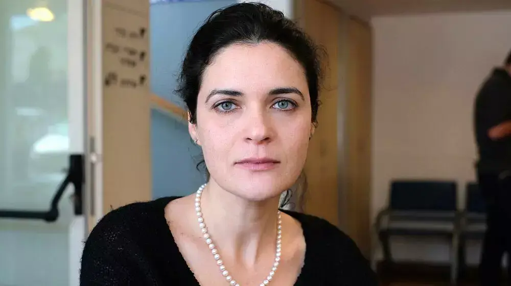 אמילי מואטי יועצת התקשורת של הרשימה המשותפת לאחר התקיפה בכנס הבחירות במכללה האקדמית למשפט ועסקים, באיכילוב. פברואר 2015 אמילי מואטי יועצת התקשורת של הרשימה המשותפת לאחר התקיפה בכנס הבחירות במכללה האקדמית למשפט ועסקים, באיכילוב. פברואר 2015
