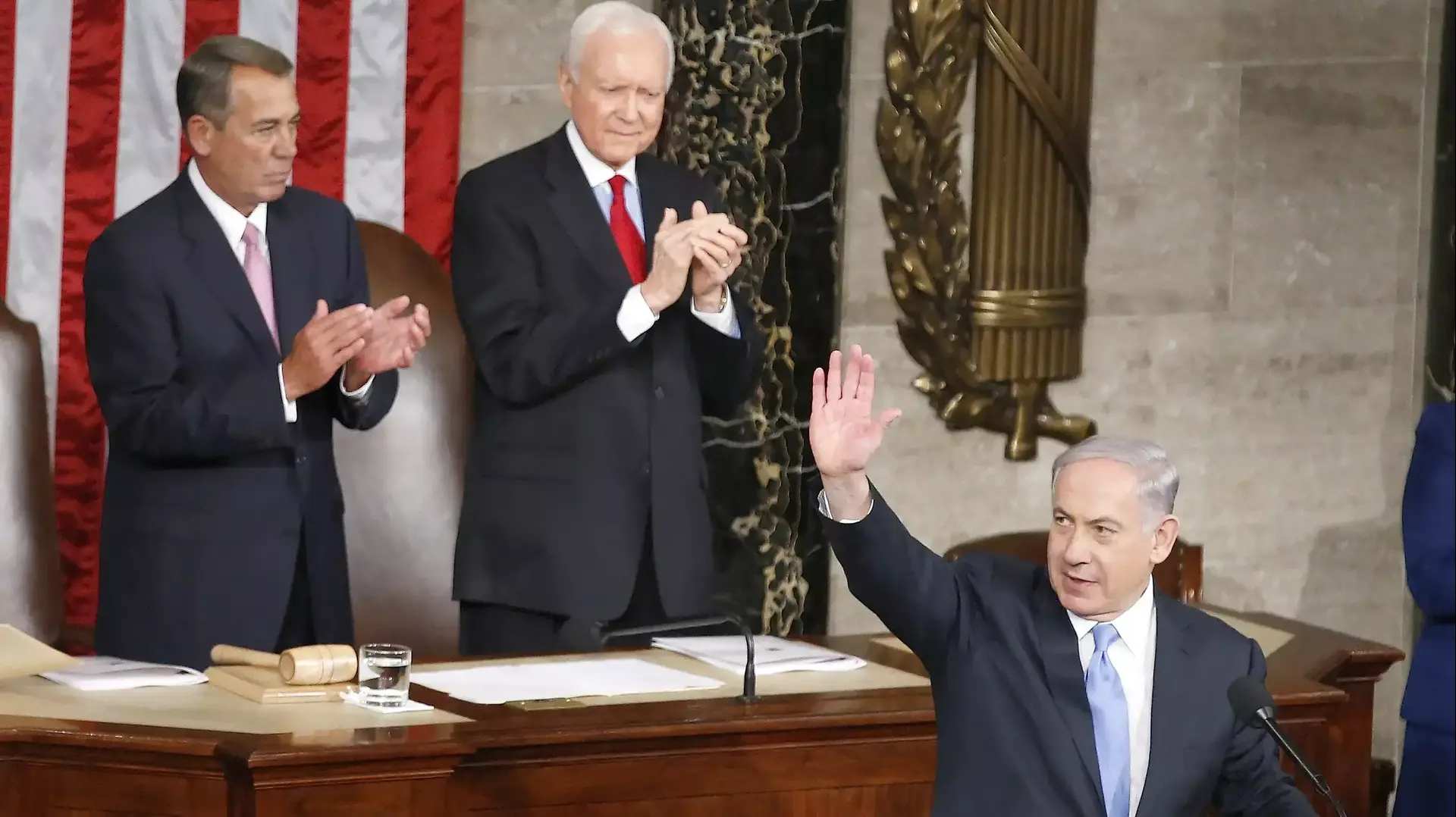 ראש הממשלה, בנימין נתניהו, נואם בקונגרס. מאחוריו נמצאים יו"ר בית הנבחרים ג'ון בונר (משמאל) וסנטור אורין האץ. 3.3.2015 ראש הממשלה, בנימין נתניהו, נואם בקונגרס. מאחוריו נמצאים יו"ר בית הנבחרים ג'ון בונר (משמאל) וסנטור אורין האץ. 3.3.2015