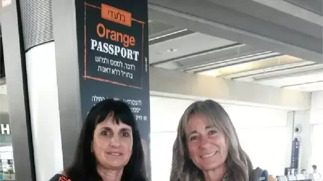 חגית (שמאל) ושתפתה לטיול בנפאל, טלי בשדה התעופה בנפאל, מרץ 2015 חגית (שמאל) ושתפתה לטיול בנפאל, טלי בשדה התעופה בנפאל, מרץ 2015