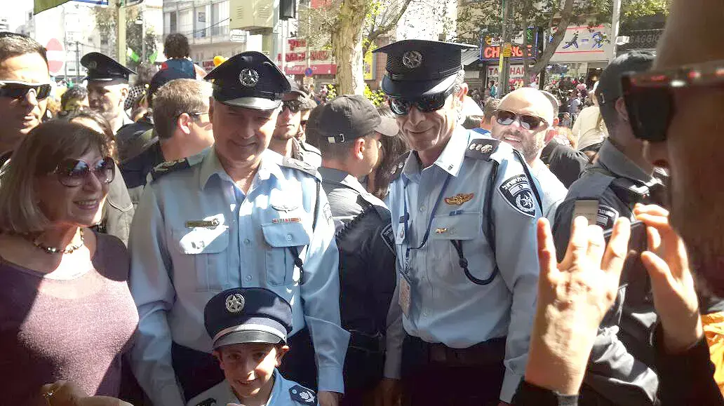 מפכ"ל המשטרה רב-ניצב יוחנן דנינו בעדלאידע בחולון עם ילד שמחופש לשוטר מפכ"ל המשטרה רב-ניצב יוחנן דנינו בעדלאידע בחולון עם ילד שמחופש לשוטר