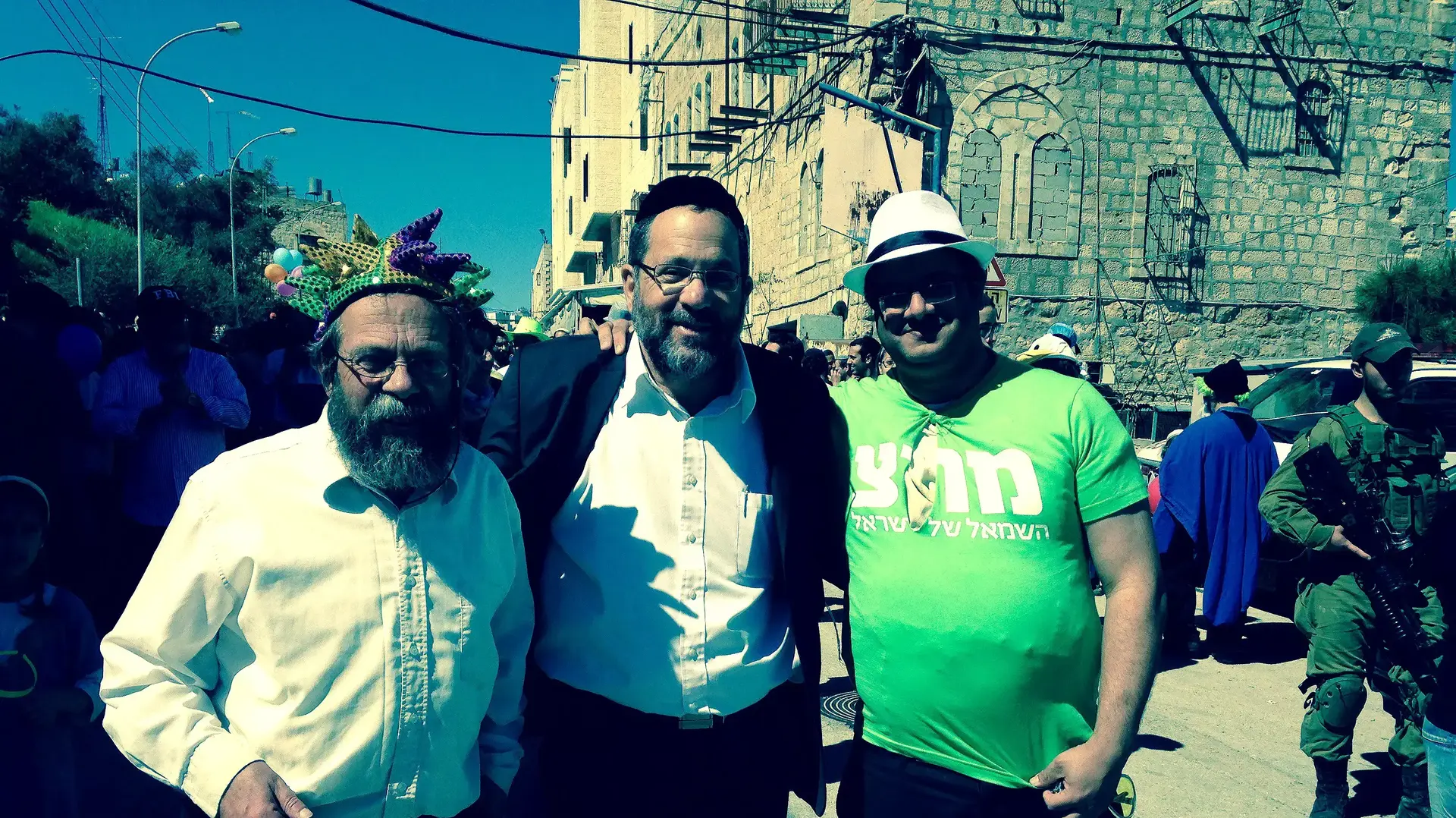 פעיל הימין איתמר בן גביר בעדלאידע בחברון, מחופש לפעיל מפלגת מרצ פעיל הימין איתמר בן גביר בעדלאידע בחברון, מחופש לפעיל מפלגת מרצ
