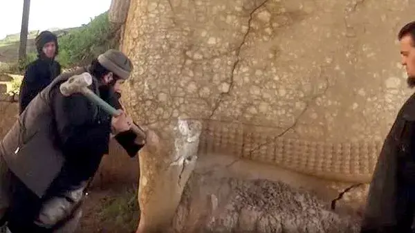 לוחמי "המדינה האיסלאמית" (דאעש) הורסים פסלים אשוריים במוזיאון במוסול שבעיראק, פברואר 2015