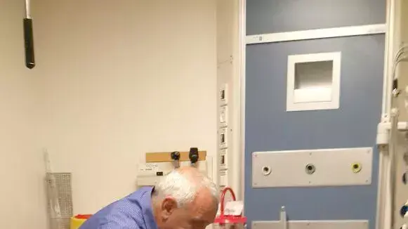 אהרונוביץ' מבקר את שוטרות מג"ב שנפצעו בפיגוע הדריסה בירושלים בשערי צדק 6 מרץ 2015 אהרונוביץ' מבקר את שוטרות מג"ב שנפצעו בפיגוע הדריסה בירושלים בשערי צדק 6 מרץ 2015