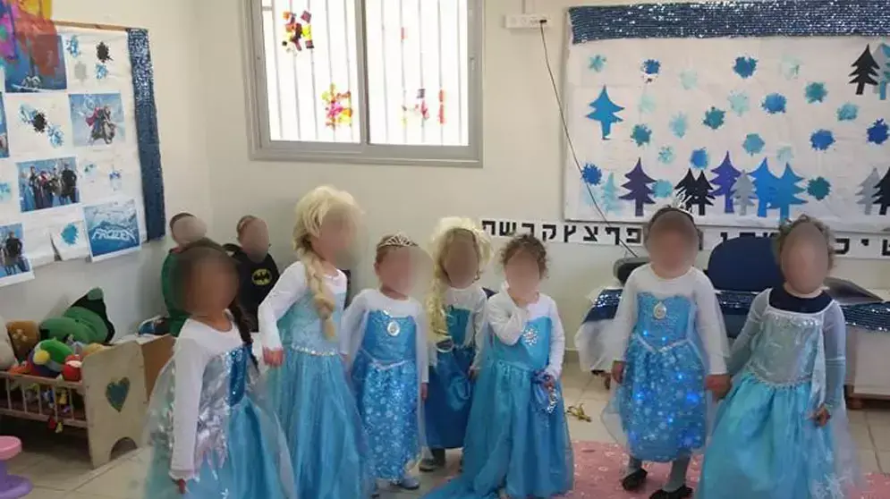 גן תל אביבי, פורים 2015, שבע בנות מחופשות לדמות של אלזה מהסרט "לשבור את הקרח" גן תל אביבי, פורים 2015, שבע בנות מחופשות לדמות של אלזה מהסרט "לשבור את הקרח"