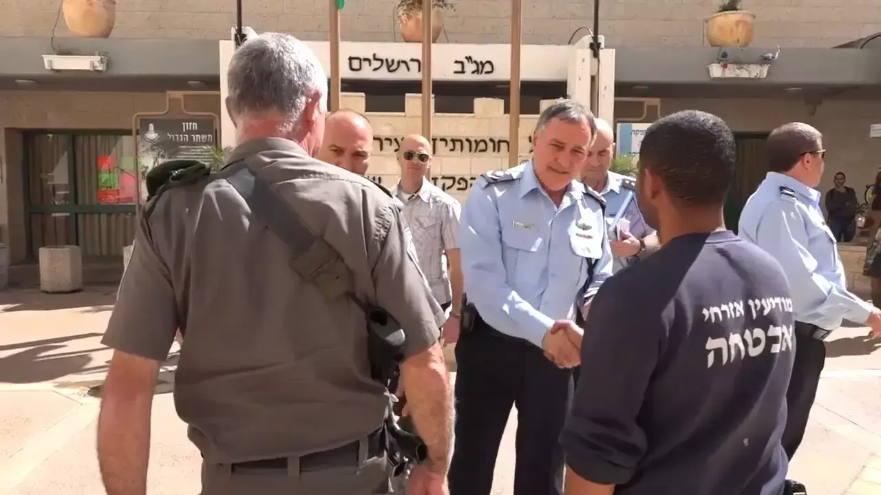 המפכ"ל יוחנן דנינו יחד עם השניים שנטרלו את המחבל בפיגוע בבירה, מרץ 2015 המפכ"ל יוחנן דנינו יחד עם השניים שנטרלו את המחבל בפיגוע בבירה, מרץ 2015