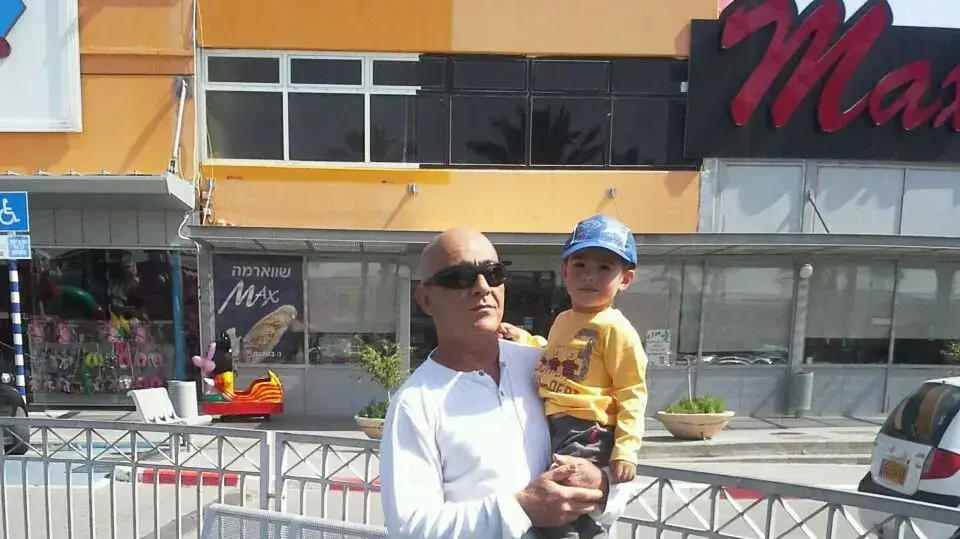 שמואל אבסוב, ממפוטרי מפעל "תרכובות ברום", עם בנו הקטן שמואל אבסוב, ממפוטרי מפעל "תרכובות ברום", עם בנו הקטן