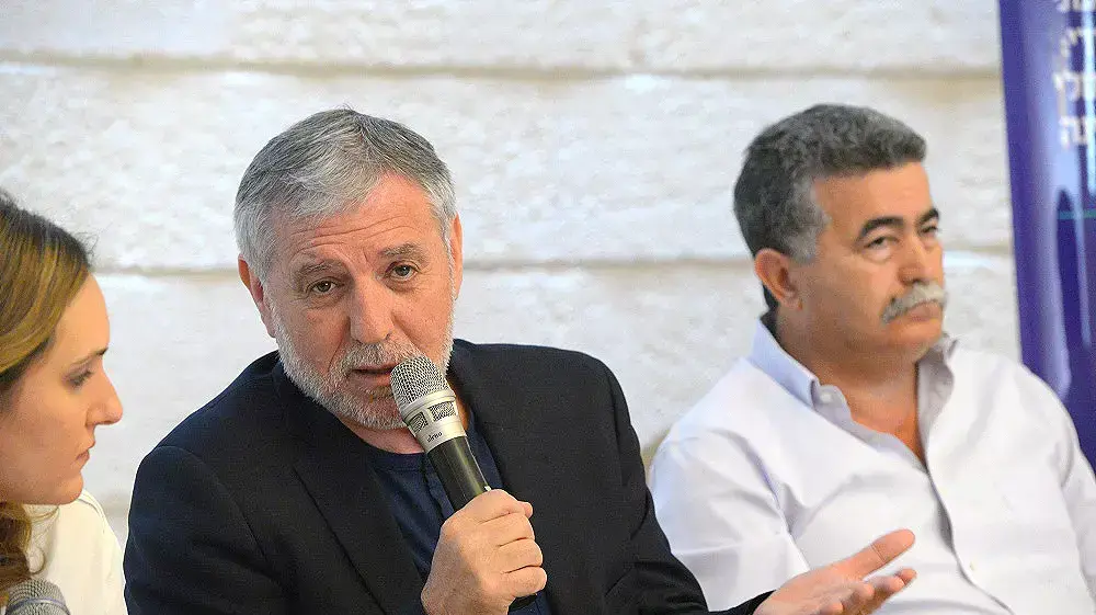 מאיר כהן עמיר פרץ בעימות שערך ארגון לתת בין המועמדים לתפקיד חברתי-כלכלי של המפלגות, הבינתחומי הרצליה מרץ 2015 מאיר כהן עמיר פרץ בעימות שערך ארגון לתת בין המועמדים לתפקיד חברתי-כלכלי של המפלגות, הבינתחומי הרצליה מרץ 2015