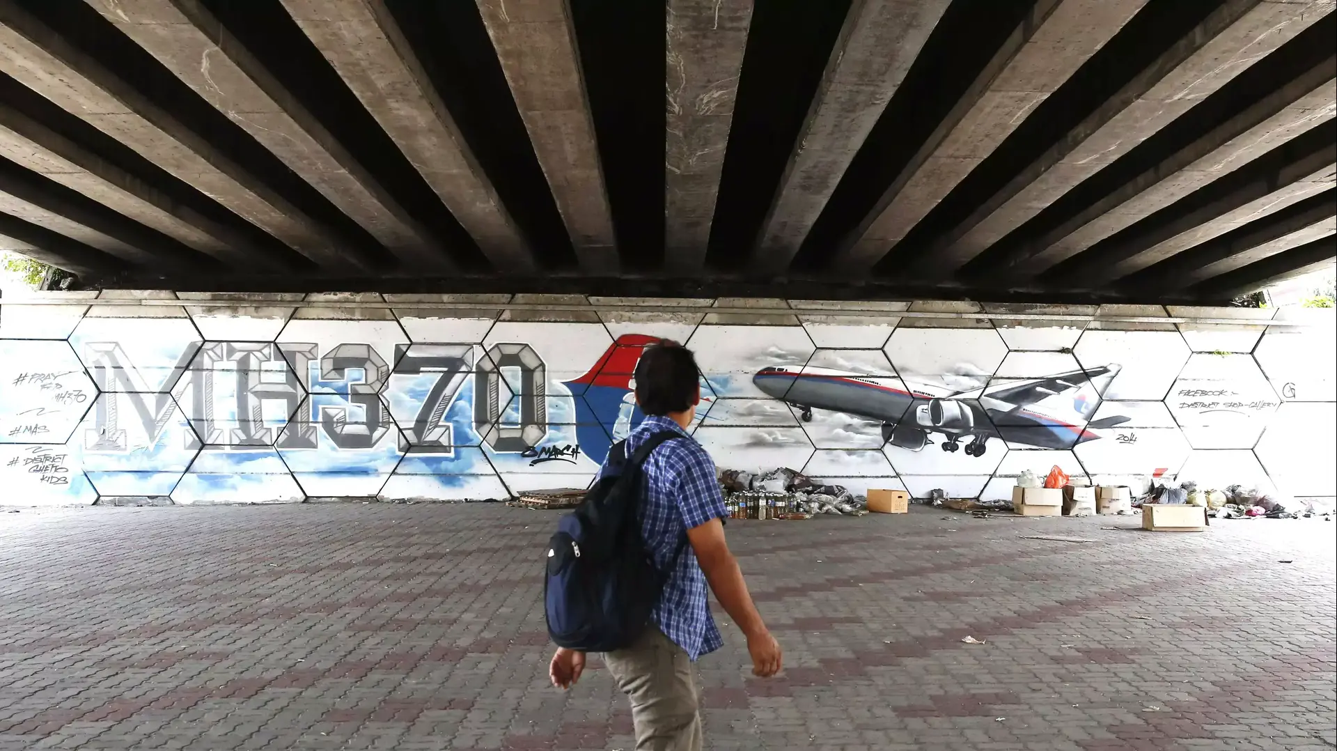גרפיטי לזכר טיסת MH370 - המטוס המלזי בקואלה לומפור, מלזיה, מרץ 2015 גרפיטי לזכר טיסת MH370 - המטוס המלזי בקואלה לומפור, מלזיה, מרץ 2015